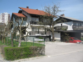 Отель Apartments and Rooms Na poljani, Шкофья Лока